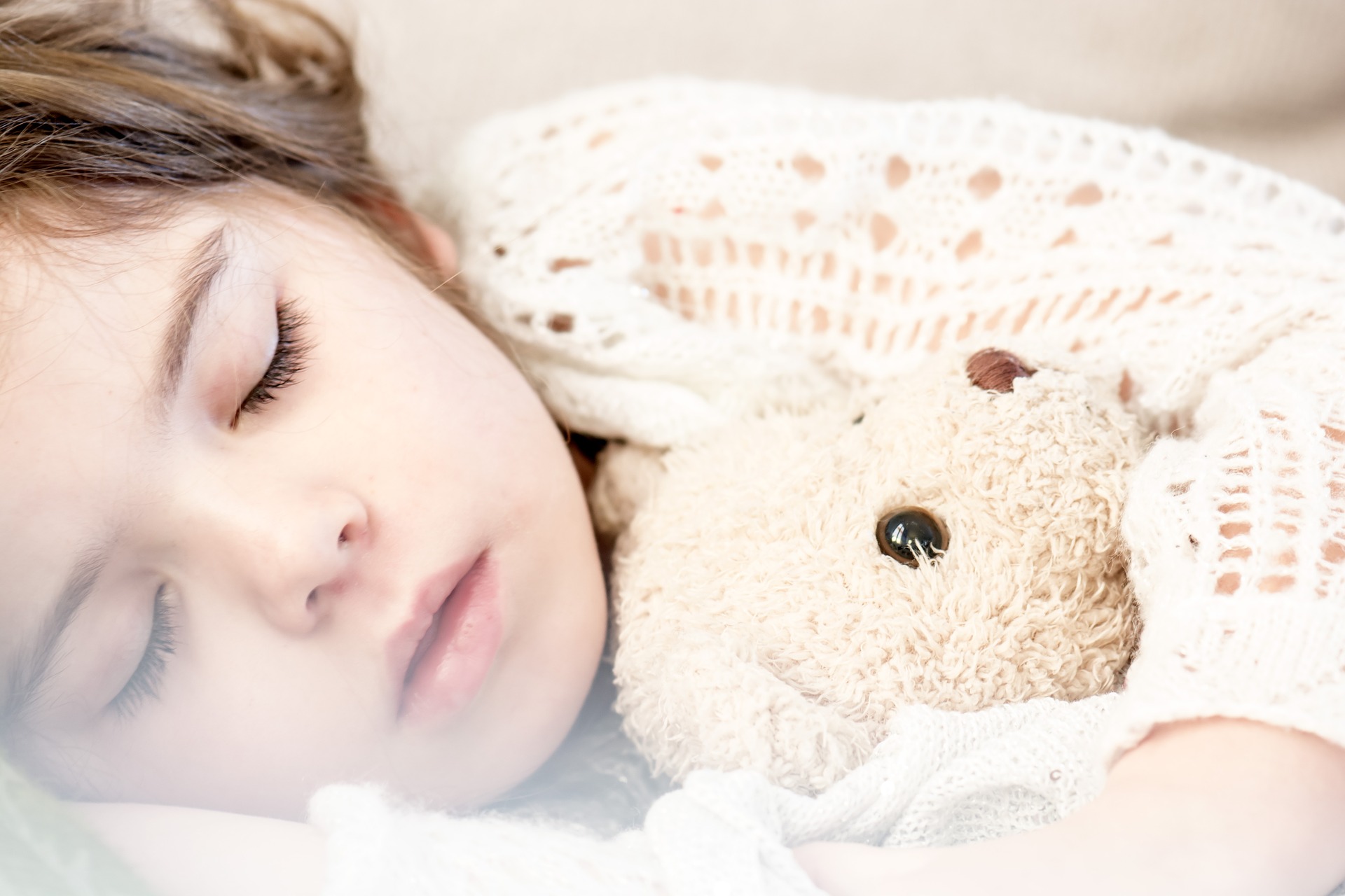 Aidez votre enfant à mieux dormir avec notre check-list imprimable