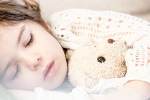 Read more about the article Aidez votre enfant à mieux dormir avec notre check-list imprimable