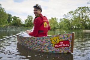 Read more about the article Nous avons construit un bateau avec des étiquettes nominatives imperméables et nous l’avons fait descendre la rivière