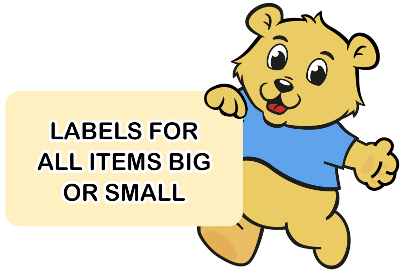 Un ours en style cartoon affichant une pancarte avec 'étiquettes pour tous les articles grands ou petits'