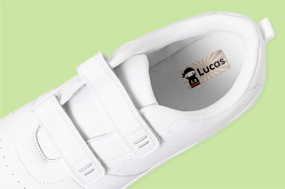 Chaussure avec une étiquette prénom personnalisée à l’intérieur