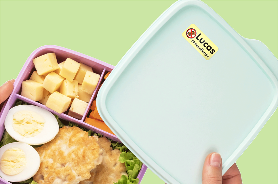 Boîte à goûter avec une étiquette d’alerte allergie