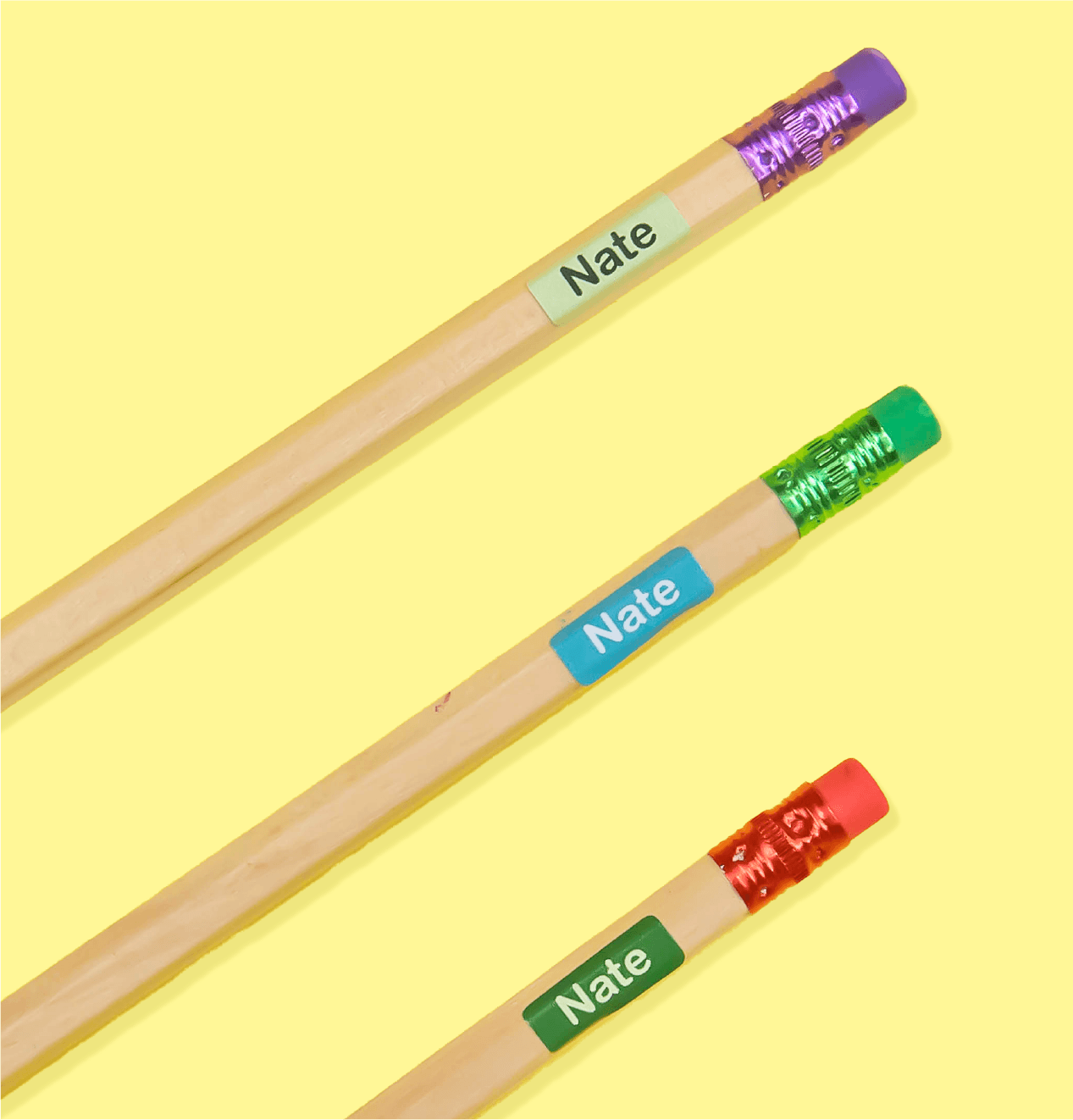 Petites étiquettes personnalisées sur des fournitures scolaires