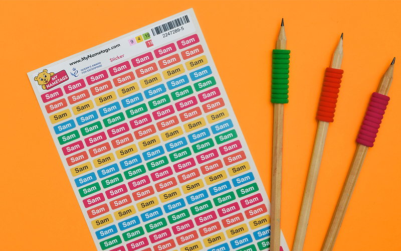 mini autocollantes avec des crayons sur un fond orange