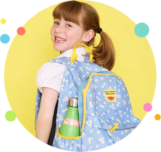 écolière avec son sac à dos étiqueté
