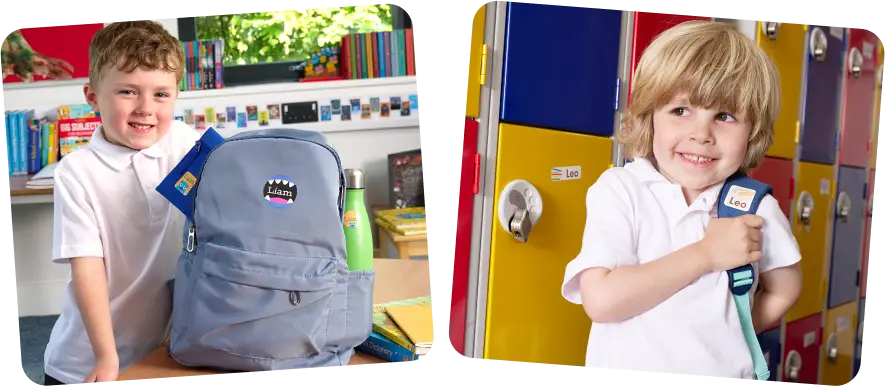 écoliers tenant leurs sacs personnalisés