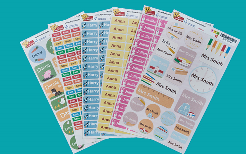 Autocollants de nom pour les articles pour enfants de My Nametags, sur fond jaune